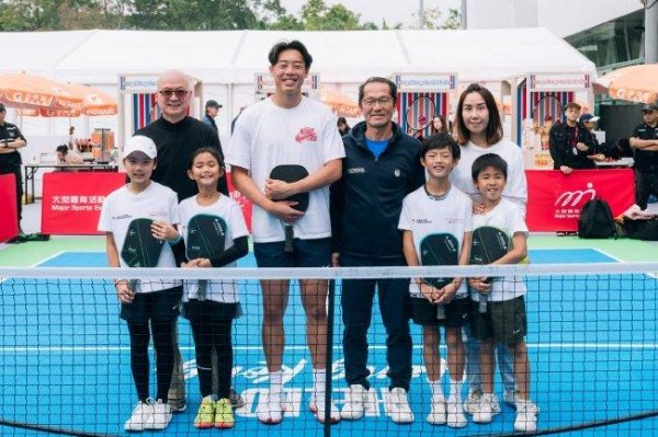中国香港选手黄泽林体验匹克球 与观众打友谊赛
