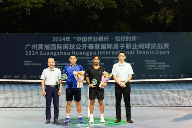 广州市体育竞赛中心主任李春献，广东恰好时体育有限公司董事长欧旭亚为阿尔坎塔拉/伊沙罗组合献上第二名  奖杯及鲜花