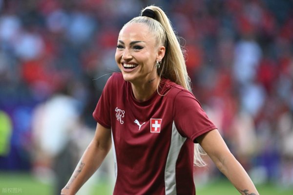 女足欧洲杯! 2-0, 西班牙女足完胜, 晋级下一轮  4强, 皮纳飙无敌世界波