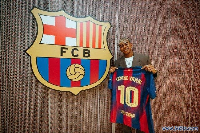 亚马尔续约后身披巴萨10号运动活动    服  