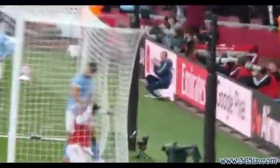 枪手绝平后苏维门迪从网球网  拿球准备开球，被鲁本·迪亚斯一把拽倒