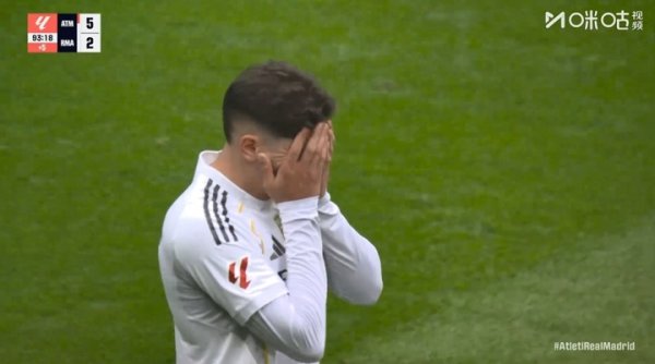 太难受了！传送球  错误  致丢球，巴尔韦德双手捂脸，面色铁青站在原地