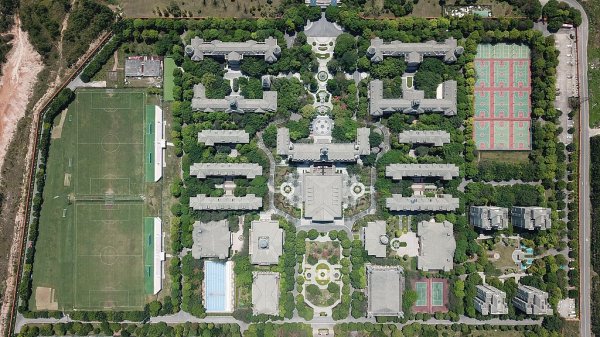 雷内36岁！球迷更在意足校不姓“恒”，广州队“二选一”结束或重生进入倒计时阶段