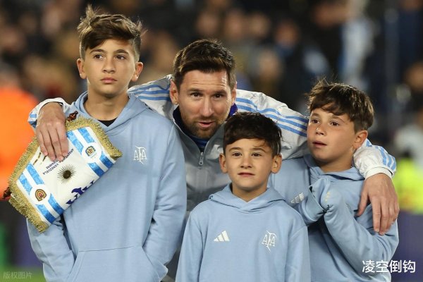 38岁梅西和老婆度假时大秀完美身材引热议, 球迷: 还能再踢7年