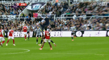 揪心！利夫拉门托倒地痛苦捂住左膝，被担架抬下