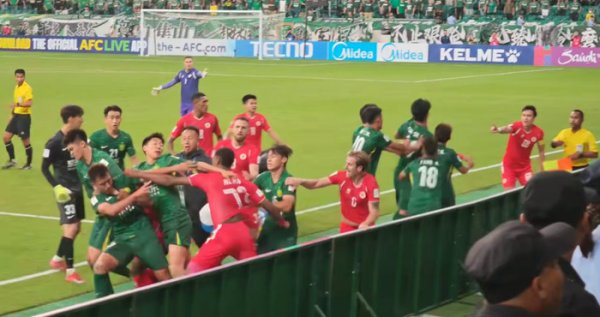 北京国安亚冠赛场迸发  冲突，场面十分混乱
