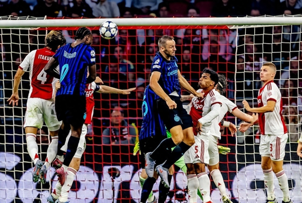 图拉姆与国米的空中“生死战”: 铁血头槌征服阿贾克斯