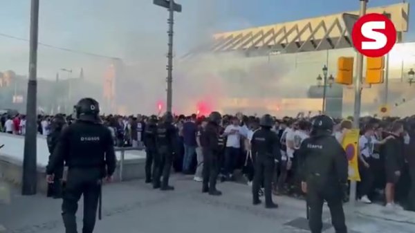 巴萨巴黎大战一触即发！大批巴黎球迷在运动活动    场  前聚集并呼喊口号