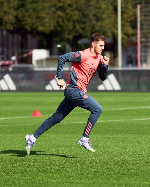 拜仁官方：斯坦尼西奇今天再次进行缓步  练习  ，积极复健  中