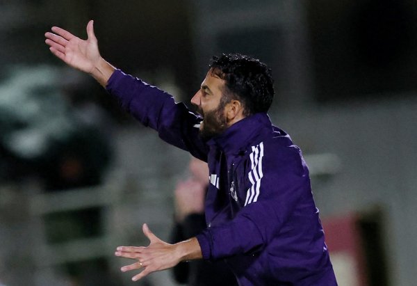 罗布森: 曼联这12年换帅太频繁, 应该继续支持和信任阿莫林