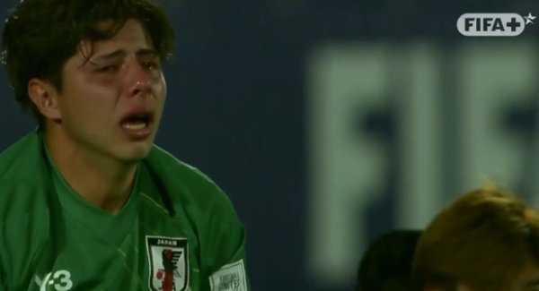 泪如雨下！日本U20惨遭法国延长赛  致胜球  ，众多日本球员瘫倒在运动活动    场