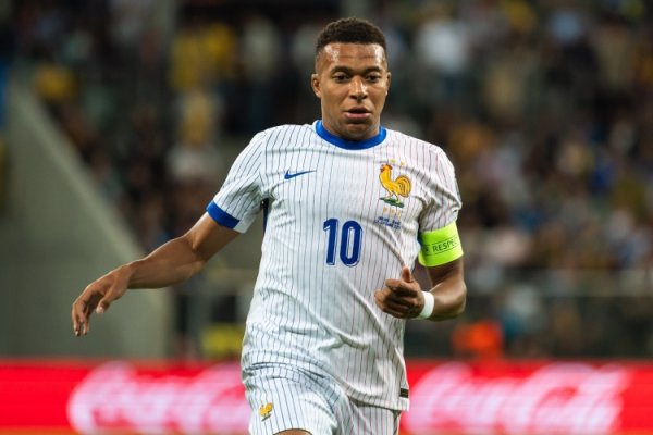 RMC：姆巴佩在巴黎赛后和恩里克愉快沟通  ，还向前队友们一一致意