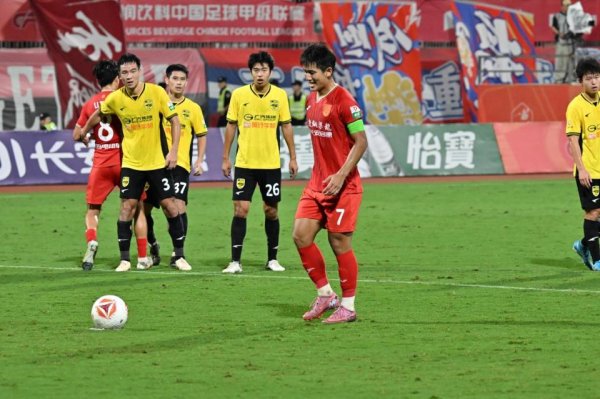 能接班武磊? 21岁国足红星射丢重庆队绝平十二码球! 中甲2个月未得分