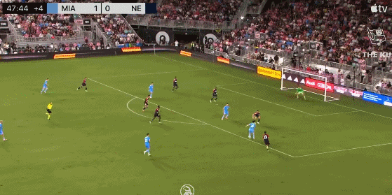 快人一步！梅西等待对方伸脚防卫  后再扣球，在对手补防前送助功