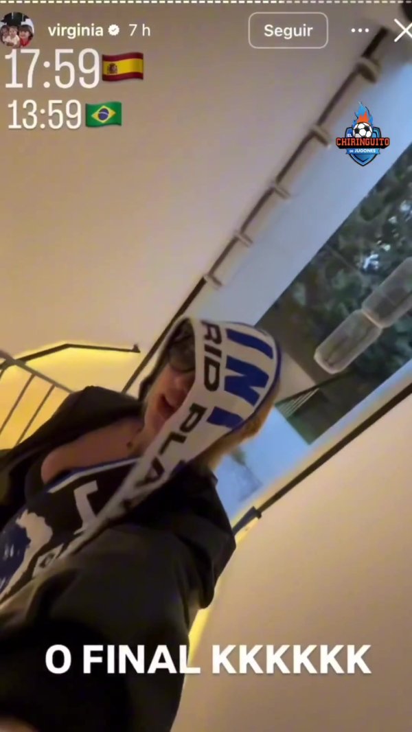 整蛊😂女友头戴皇马围巾叫醒正在睡觉的维尼修斯：你喜欢吗？