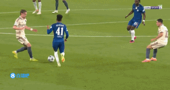 对面先红的😂阿贾克斯领队  铲博纳诺特脚踝直红，切尔西多打一人