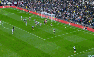 孔萨危险区域  内防卫  时有手球运动  嫌疑，裁判    表示其双手紧贴身体没有违例