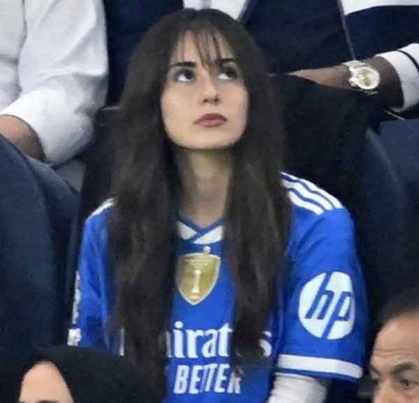 郎才女貌😍居莱尔攻防俱佳斩获欧冠最有价值球员，20岁女友现场观战❤️