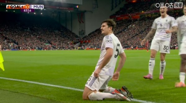 简直满分的滑跪🤩🤩马奎尔顶球破红军，帅气庆祝气质拉满