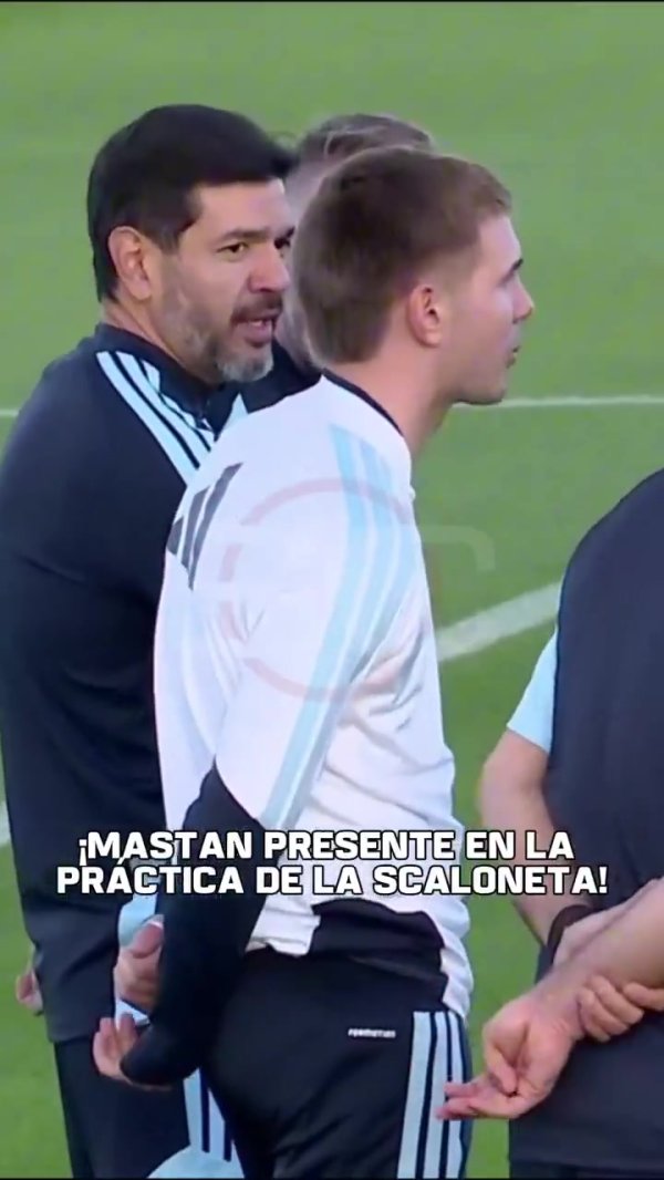 心系国家队！马斯坦托诺来到练习  营，观看阿根廷队练习
